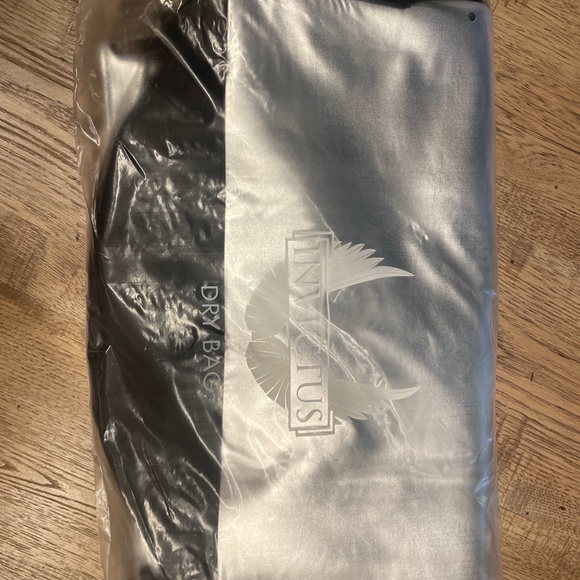 Paco Rabanne Invictus Dry Bag - Picture 3 of 9